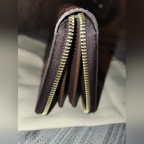 **SOLD**Authentic* Louis Vuitton Zippy Wallet - Picture 5 of 12